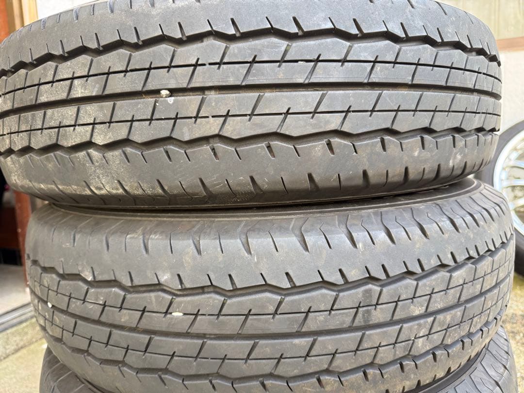 ハイエース　195/80R15 107/105N LT タイヤ　ダンロップ