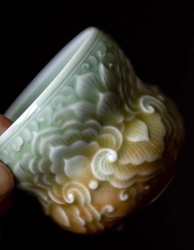 中国美術 湯呑み 茶器  青磁茶杯 煎茶道具 雲紋 浮き彫り 2つ