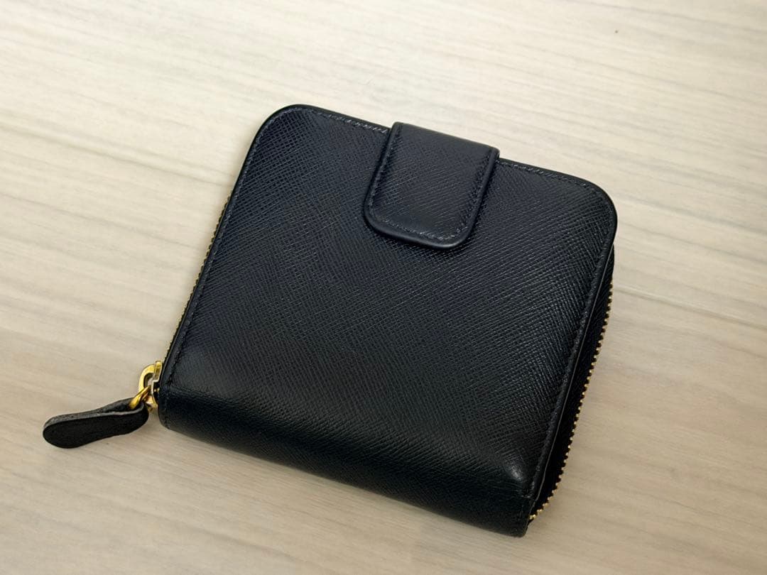 PRADA サフィアーノ ブラックレザー 二つ折り財布 ラウンドファスナー