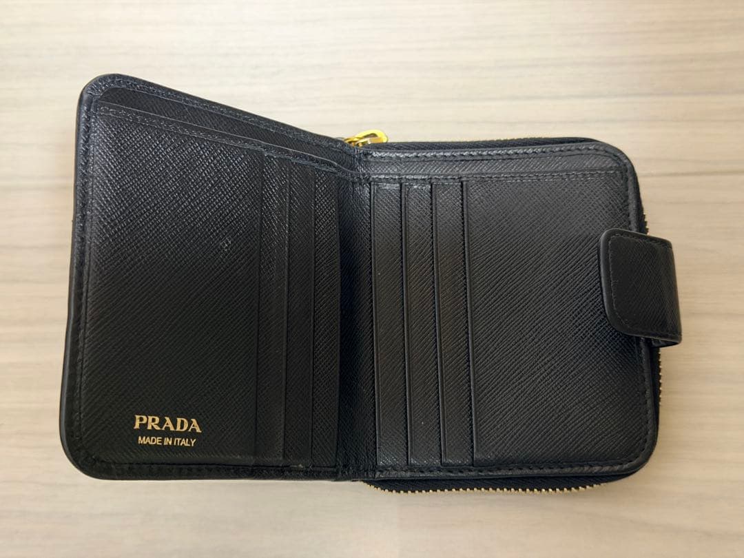 PRADA サフィアーノ ブラックレザー 二つ折り財布 ラウンドファスナー