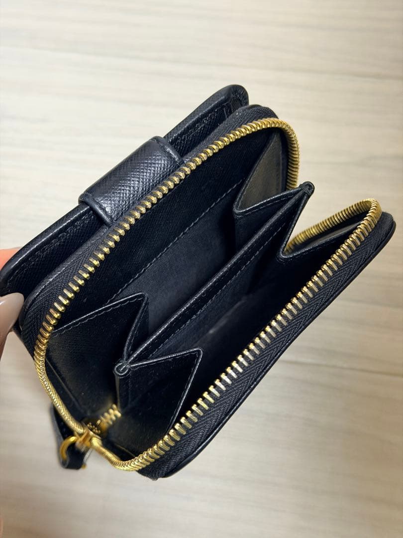 PRADA サフィアーノ ブラックレザー 二つ折り財布 ラウンドファスナー