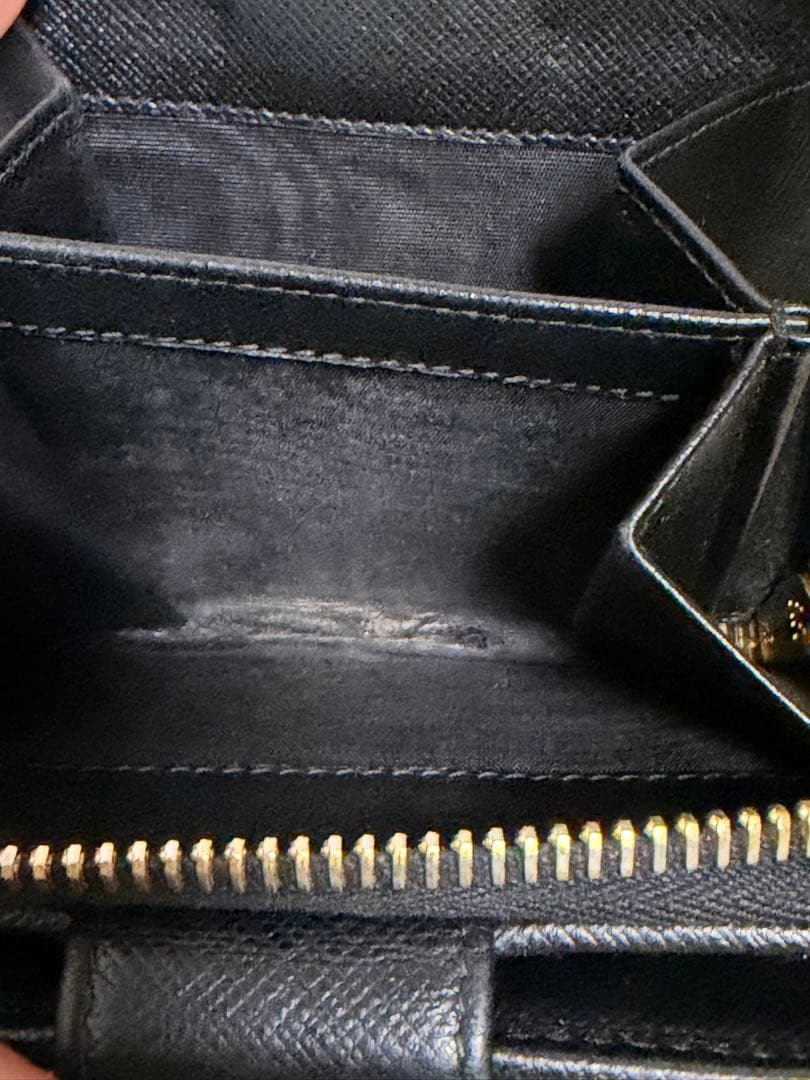 PRADA サフィアーノ ブラックレザー 二つ折り財布 ラウンドファスナー