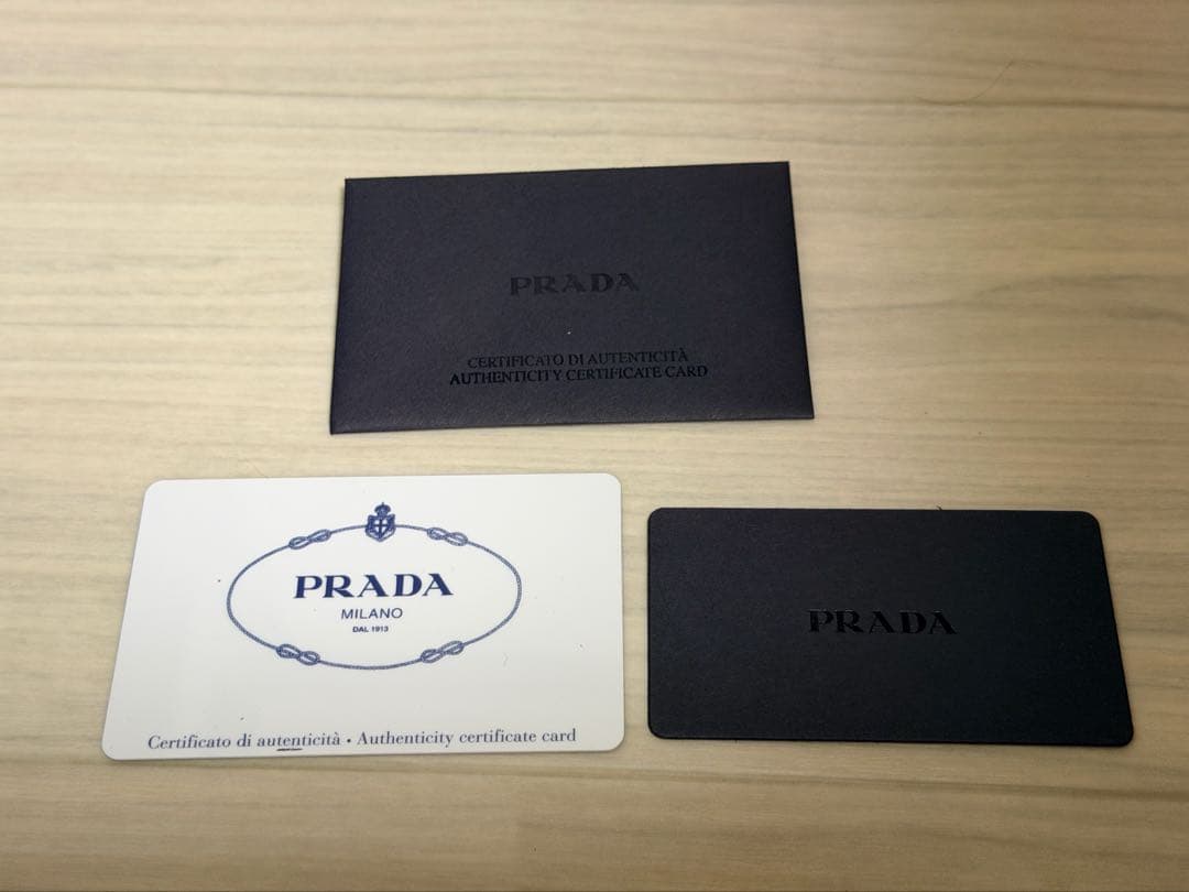 PRADA サフィアーノ ブラックレザー 二つ折り財布 ラウンドファスナー