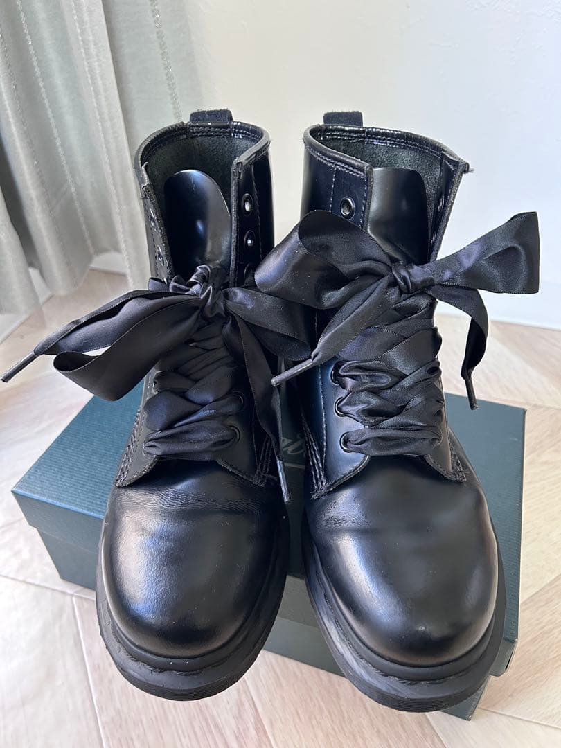 Dr. Martensドクターマーチン 8ホール ブーツ リボン オールブラック