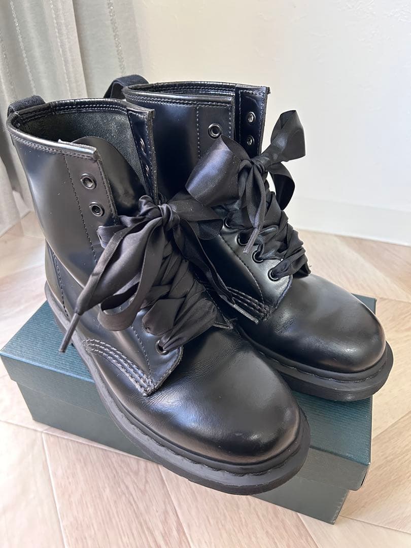 Dr. Martensドクターマーチン 8ホール ブーツ リボン オールブラック