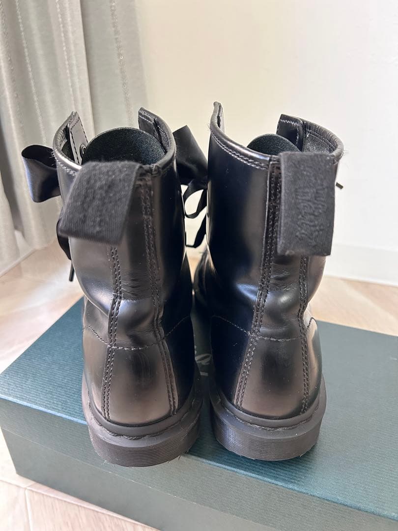 Dr. Martensドクターマーチン 8ホール ブーツ リボン オールブラック