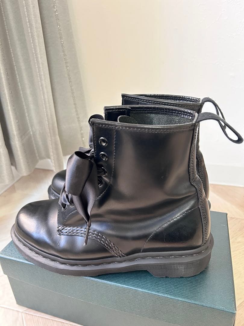 Dr. Martensドクターマーチン 8ホール ブーツ リボン オールブラック