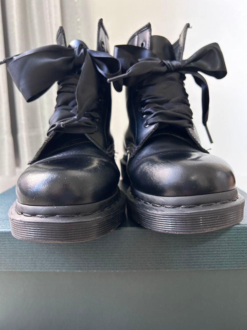Dr. Martensドクターマーチン 8ホール ブーツ リボン オールブラック