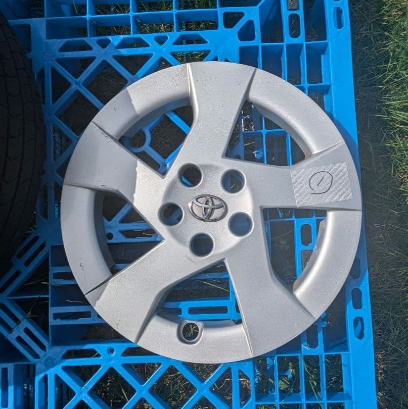 中古品①30プリウス 純正 トヨタ 15インチタイヤ付きホイールセット1本