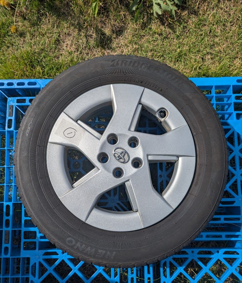 中古品①30プリウス 純正 トヨタ 15インチタイヤ付きホイールセット1本