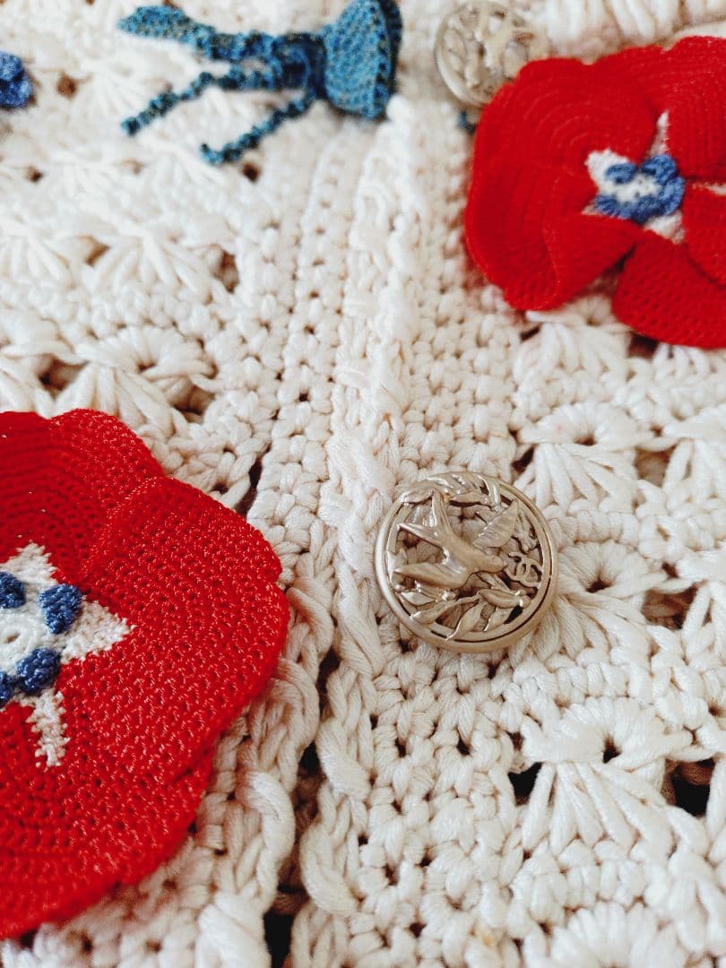 CHANEL・花びらが浮き出たアイボリーカーディガン・ジャケット
