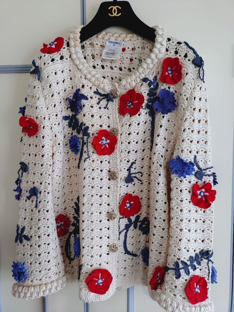 CHANEL・花びらが浮き出たアイボリーカーディガン・ジャケット