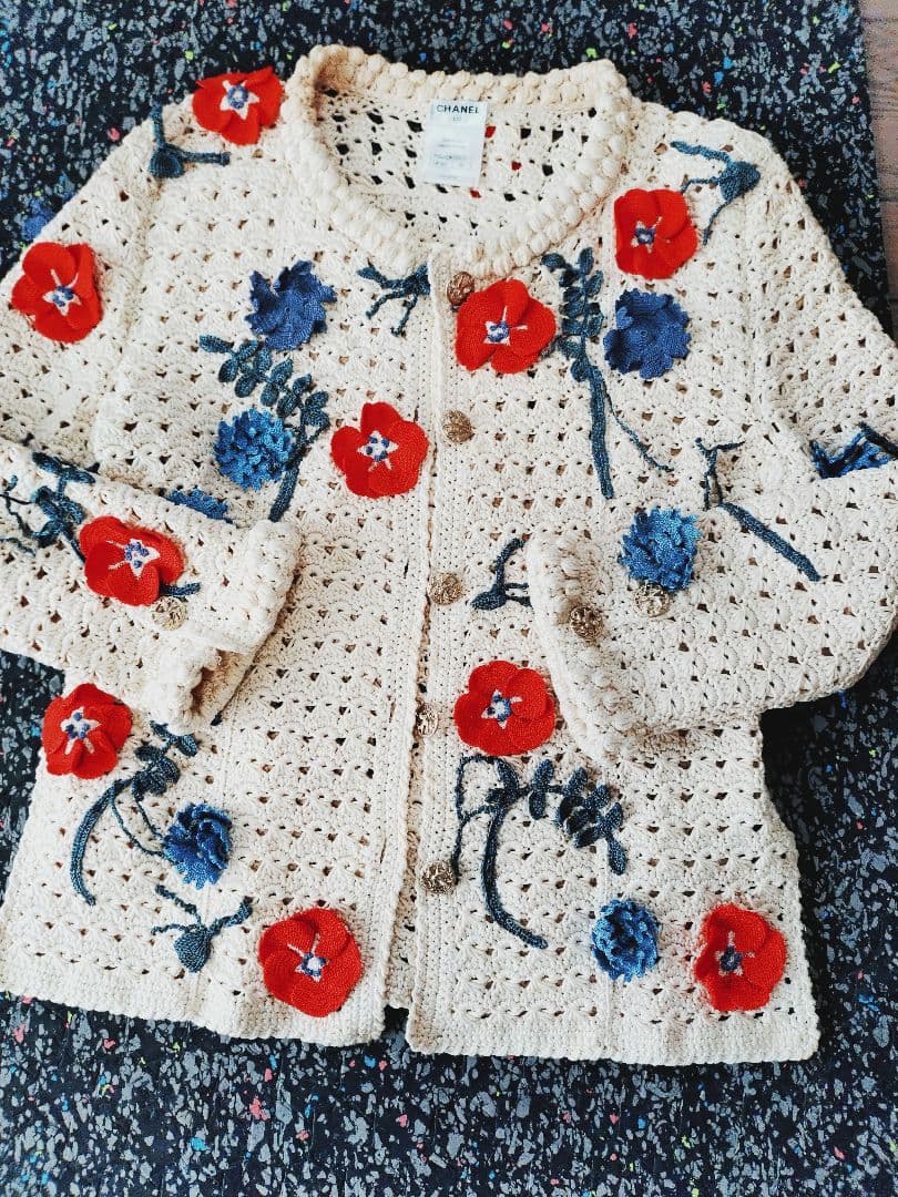 CHANEL・花びらが浮き出たアイボリーカーディガン・ジャケット