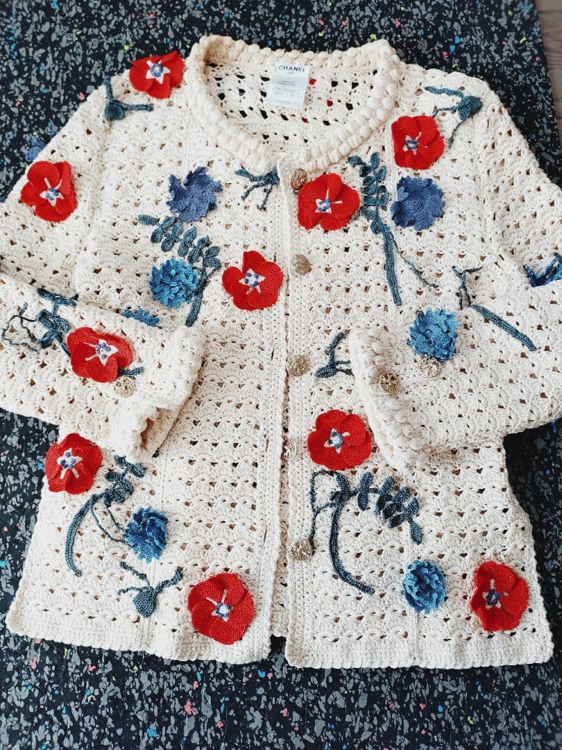 CHANEL・花びらが浮き出たアイボリーカーディガン・ジャケット