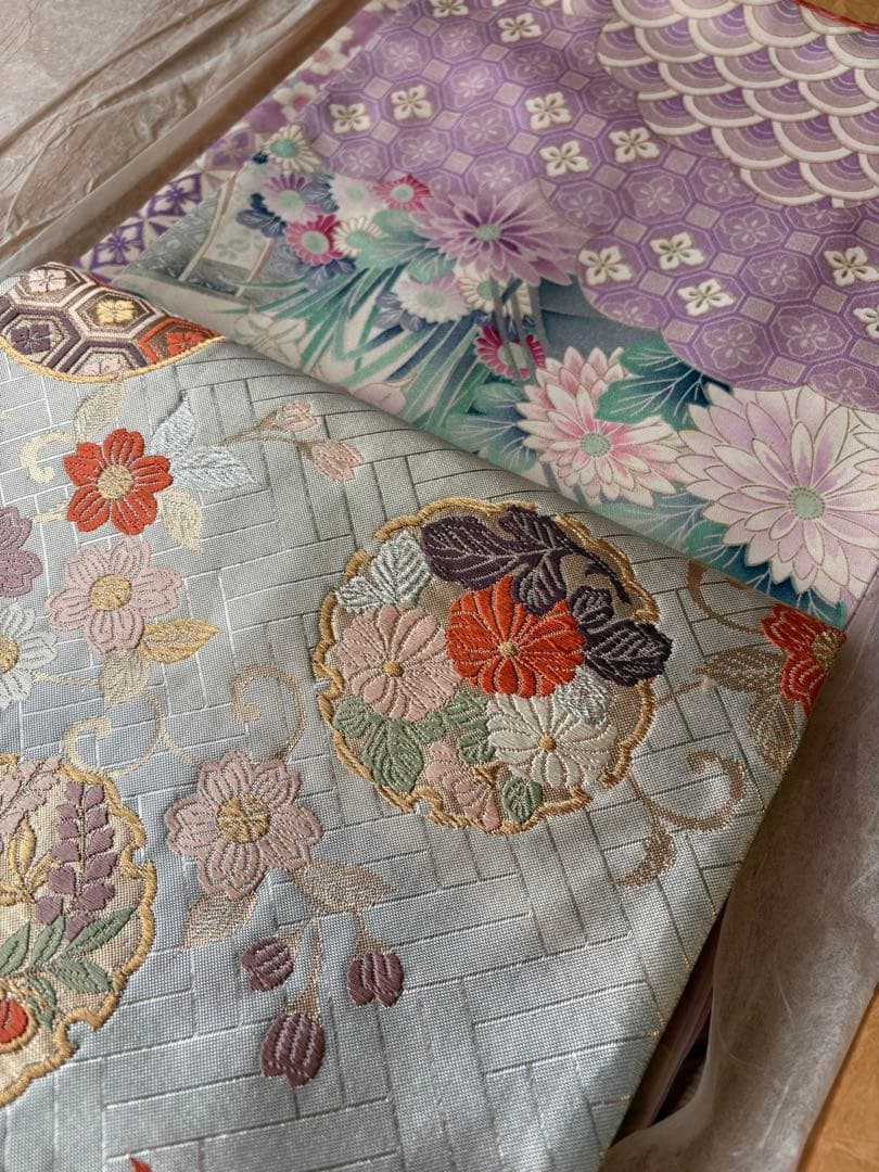 お手入れ済 豪華友禅染め 銀加工 刺繍 薄ピンク色 花柄 振袖 佐賀錦袋帯付