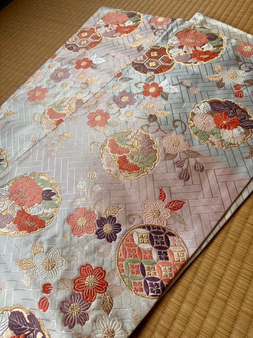 お手入れ済 豪華友禅染め 銀加工 刺繍 薄ピンク色 花柄 振袖 佐賀錦袋帯付