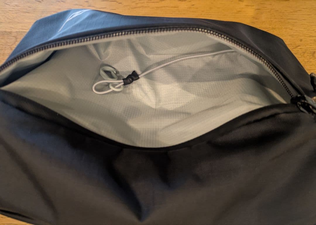 【極美品】Peak Design OUTDOOR SLING 4L ブラック