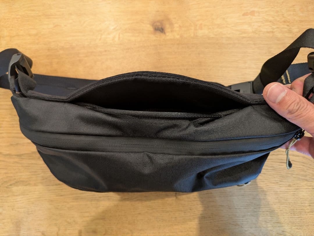 【極美品】Peak Design OUTDOOR SLING 4L ブラック