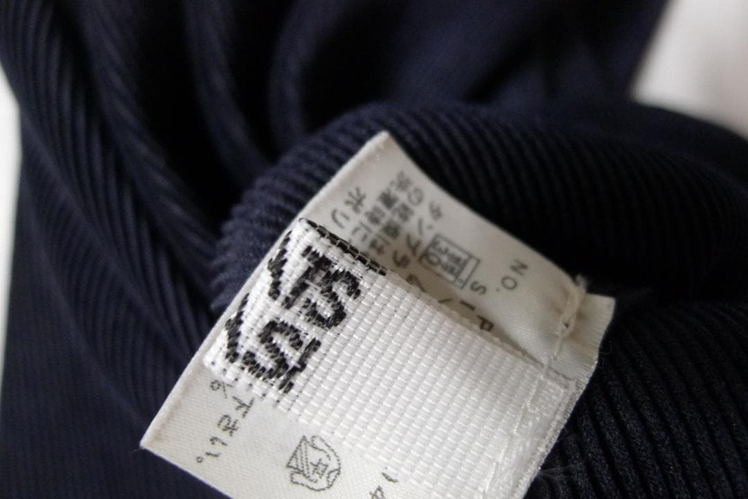 イッセイミヤケ　PLEATS プリーツ デザイン トップス 黒色 3