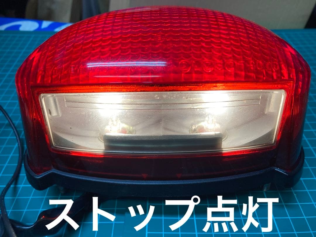 値引き　カワサキ　ゼファー　1100 純正テールランプ 赤 楕円形　中古品