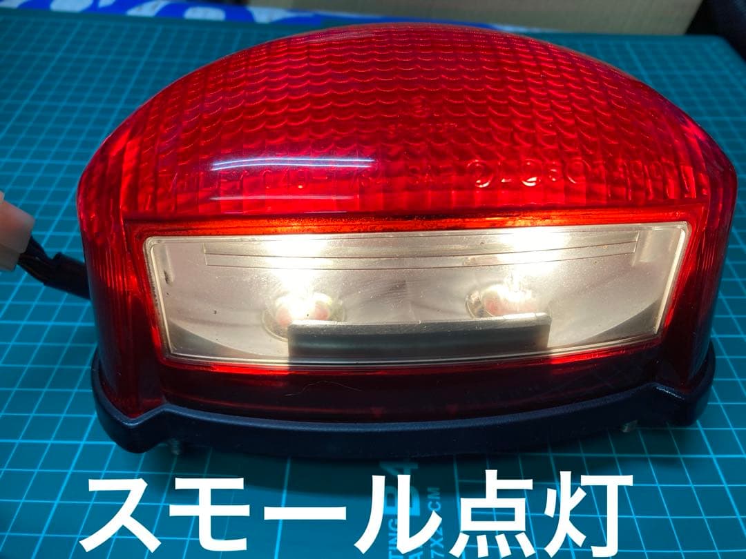 値引き　カワサキ　ゼファー　1100 純正テールランプ 赤 楕円形　中古品