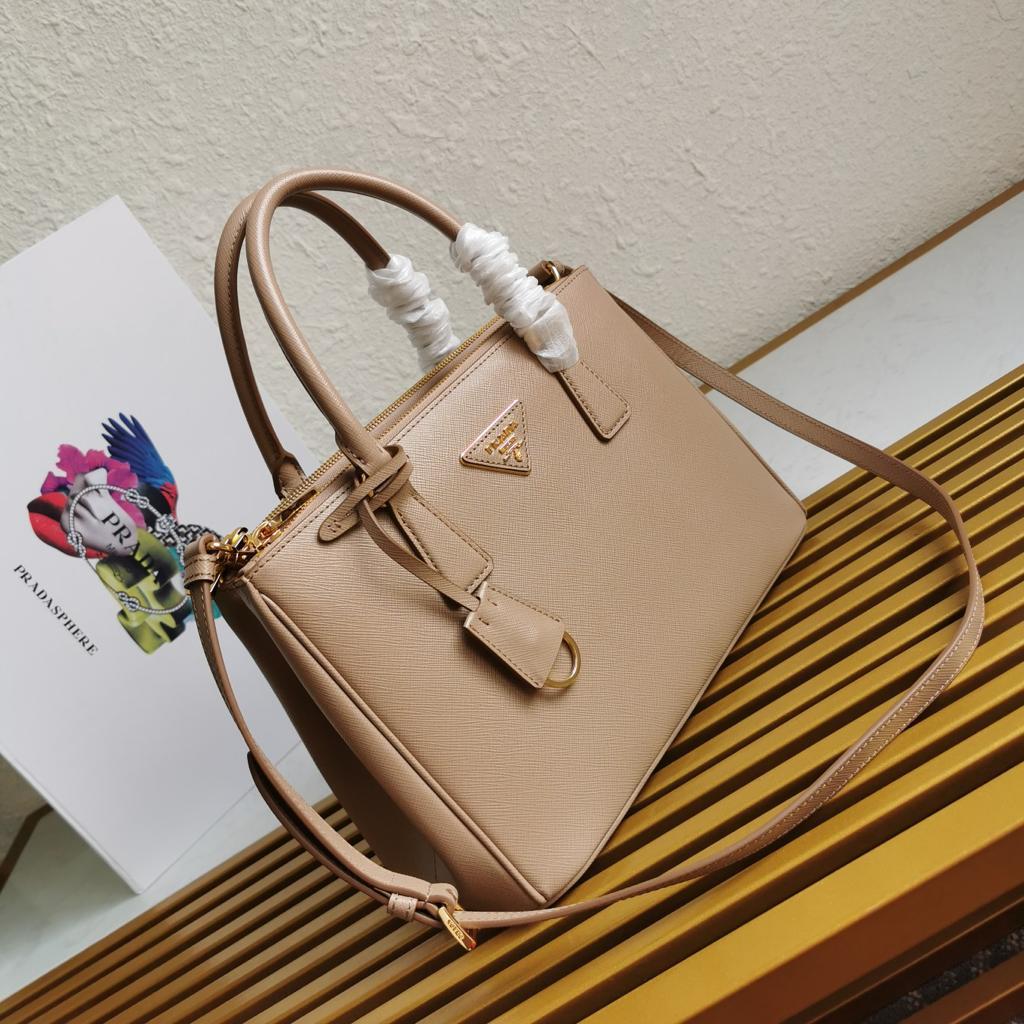 美品！レザー　肩掛け　ハンドバッグ　ベージュ系~~