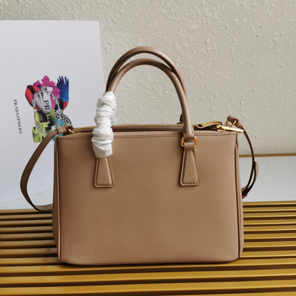 美品！レザー　肩掛け　ハンドバッグ　ベージュ系~~