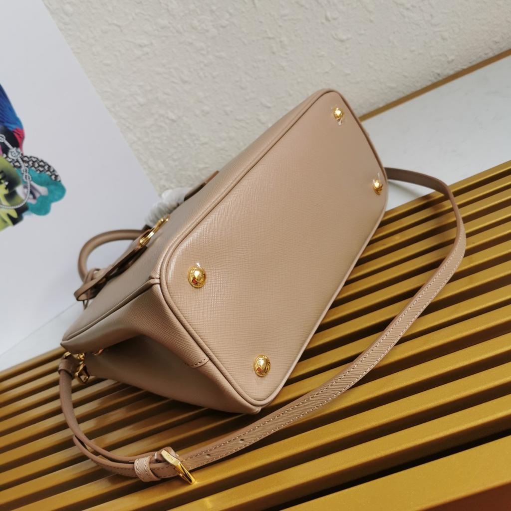 美品！レザー　肩掛け　ハンドバッグ　ベージュ系~~