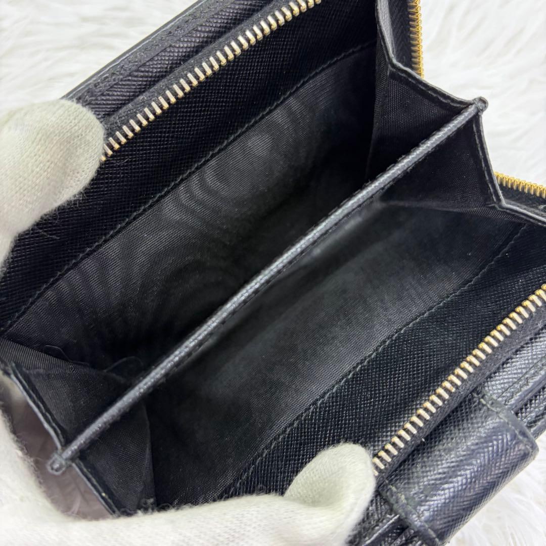 美品✨プラダ　二つ折り財布　L字ファスナー　金ロゴ　レザー　サフィアーノ 黒