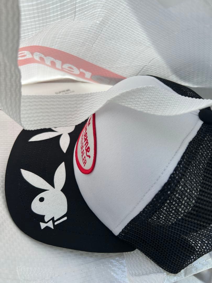 新品未使用タグ付きSupreme PLAYBOYメッシュキャップ　ステッカー付き