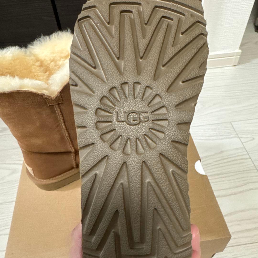 UGG ベイリーボタン　チェスナットUS7