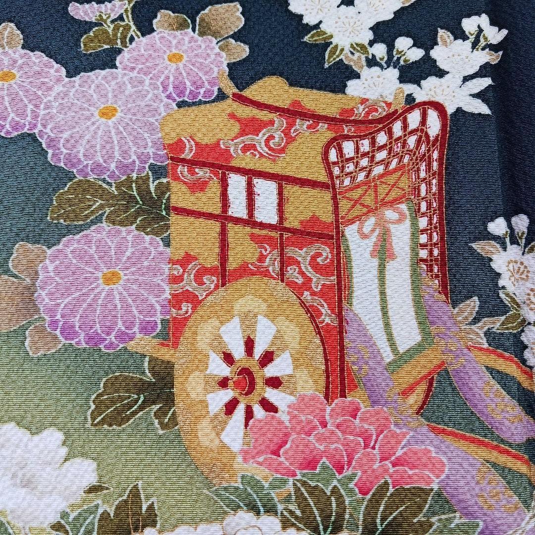 裄66.3身丈157☆高品質 正絹ちりめん 振袖 手描染め紺地に御所車 牡丹花々