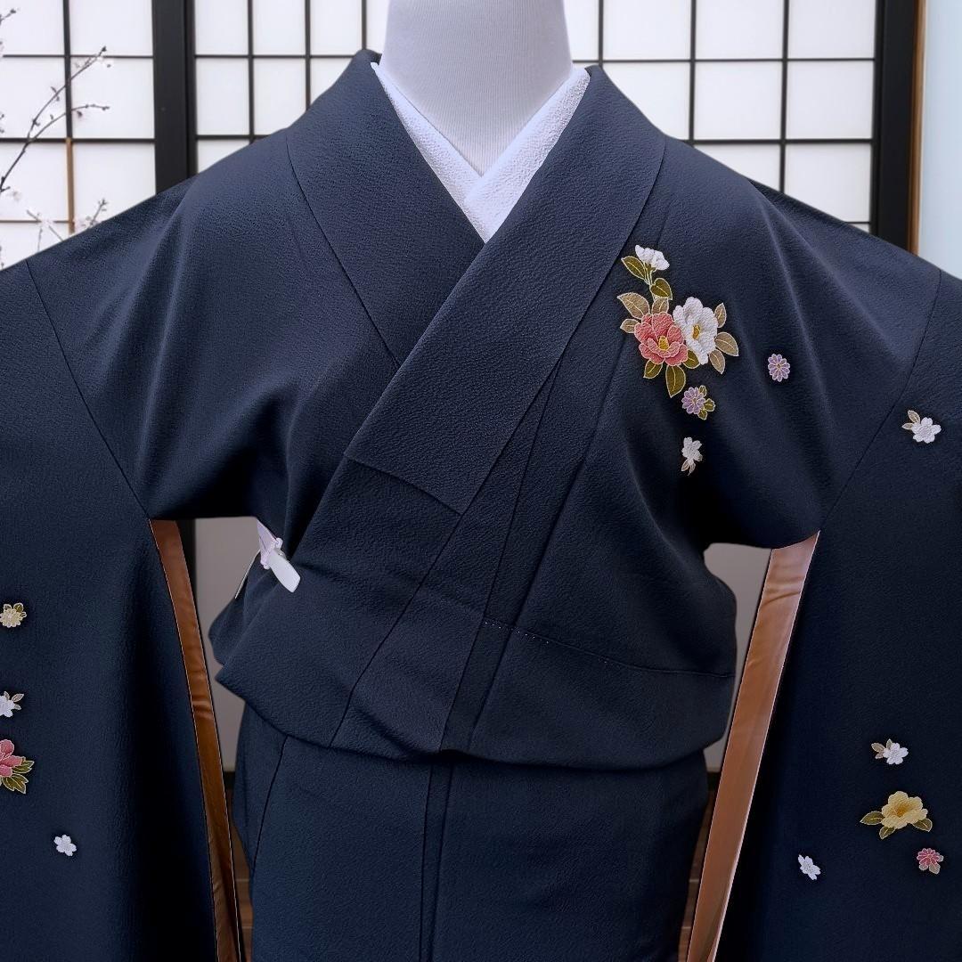 裄66.3身丈157☆高品質 正絹ちりめん 振袖 手描染め紺地に御所車 牡丹花々