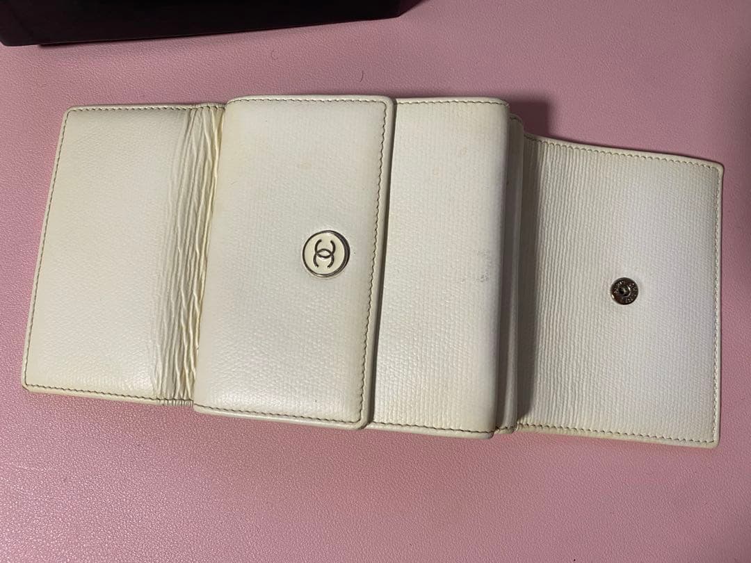 CHANEL 三つ折り財布 白