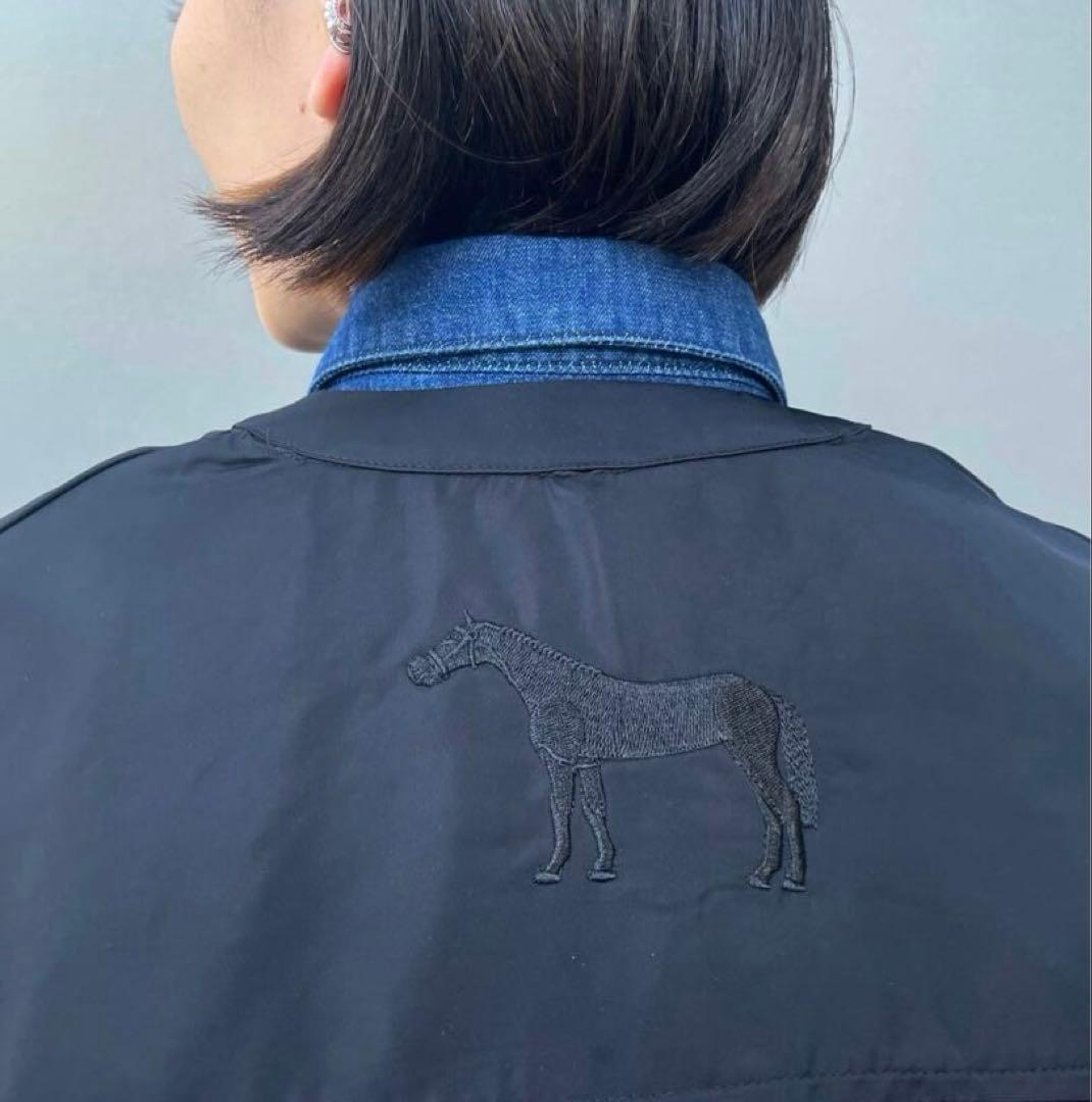 【タグ未使用】SUM1 STYLEスミ スタイル 襟付き2WAY馬刺繍コート 黒