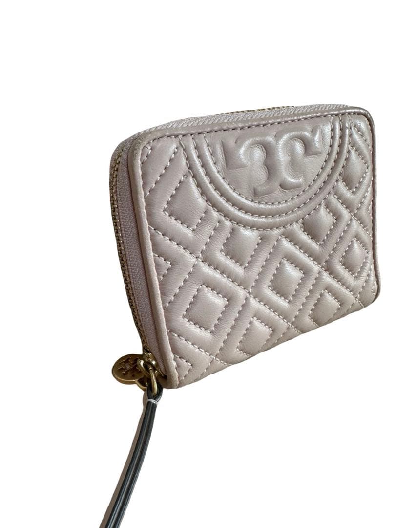 TORY BURCH キルティング 二つ折り財布，ピンクベージュ