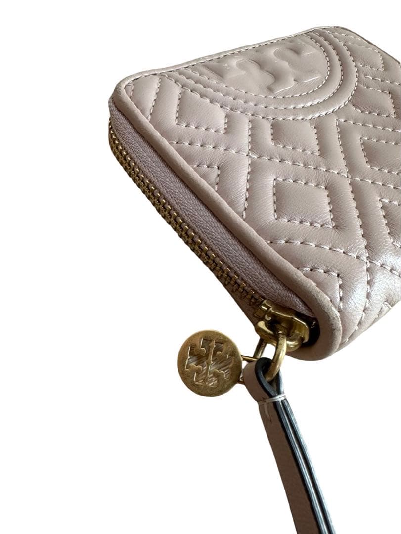 TORY BURCH キルティング 二つ折り財布，ピンクベージュ