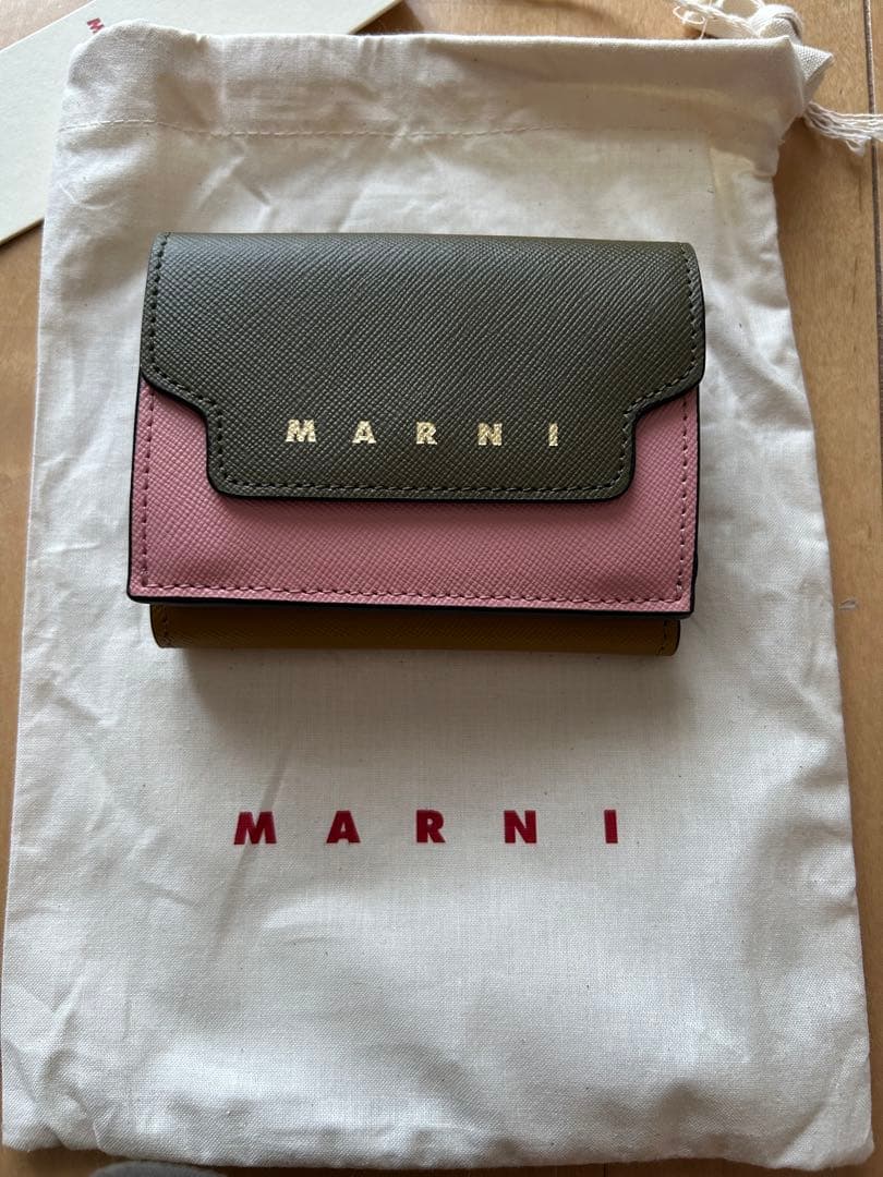 正規品新品タグ付きMARNI 三つ折り財布 オリーブグリーン/ピンク