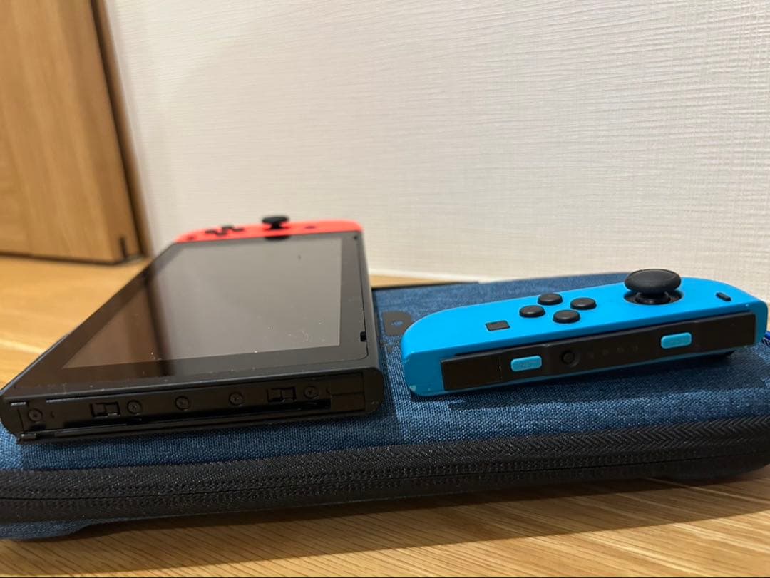 Nintendo Switch 本体　赤/青　専用ケース付き