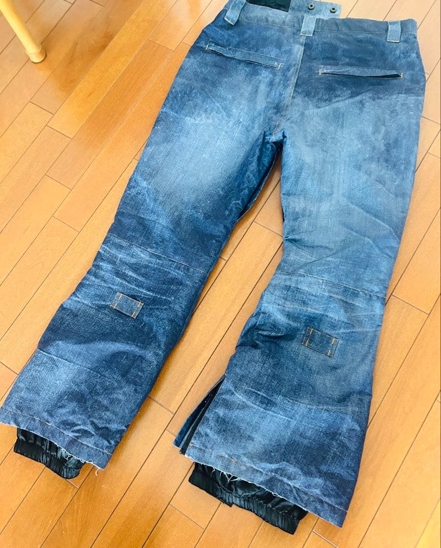スノーボードウェア + デニム風パンツウェア