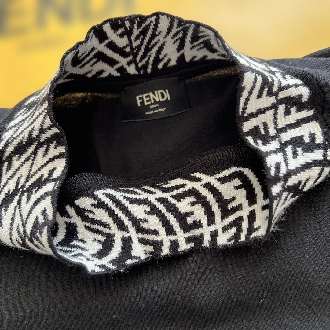 FENDI モックネックTシャツ　首元にFFロゴ ブラック
