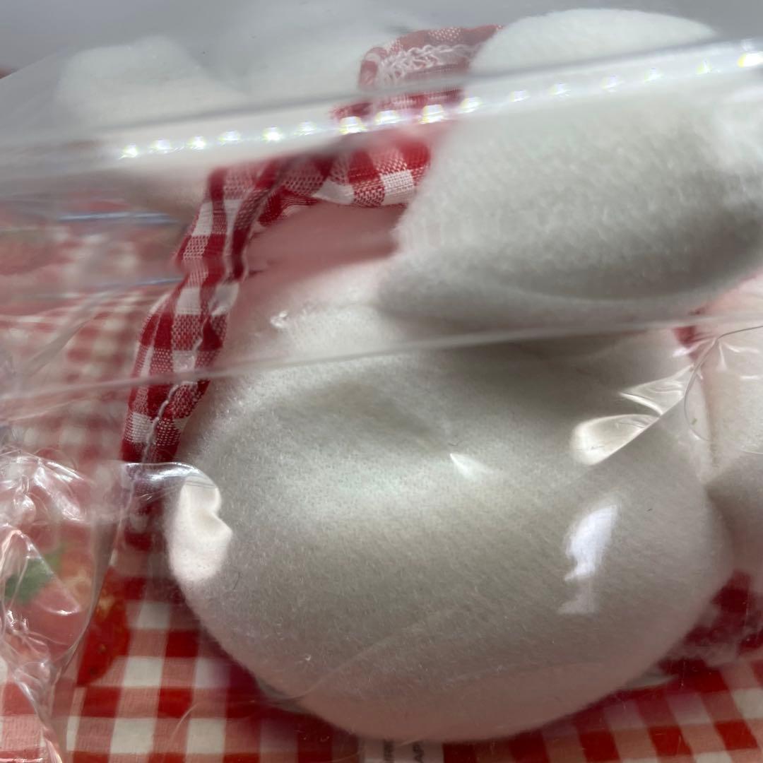 ハローキティ いちご ぬいぐるみ 缶バッジ付 未開封