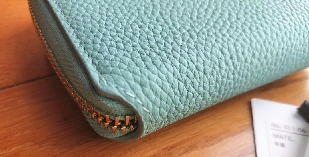 新品　タグ・保存袋付き　シュリンクレザー 二つ折り 財布　定価13,200円