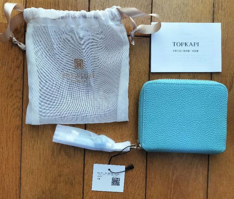 新品　タグ・保存袋付き　シュリンクレザー 二つ折り 財布　定価13,200円