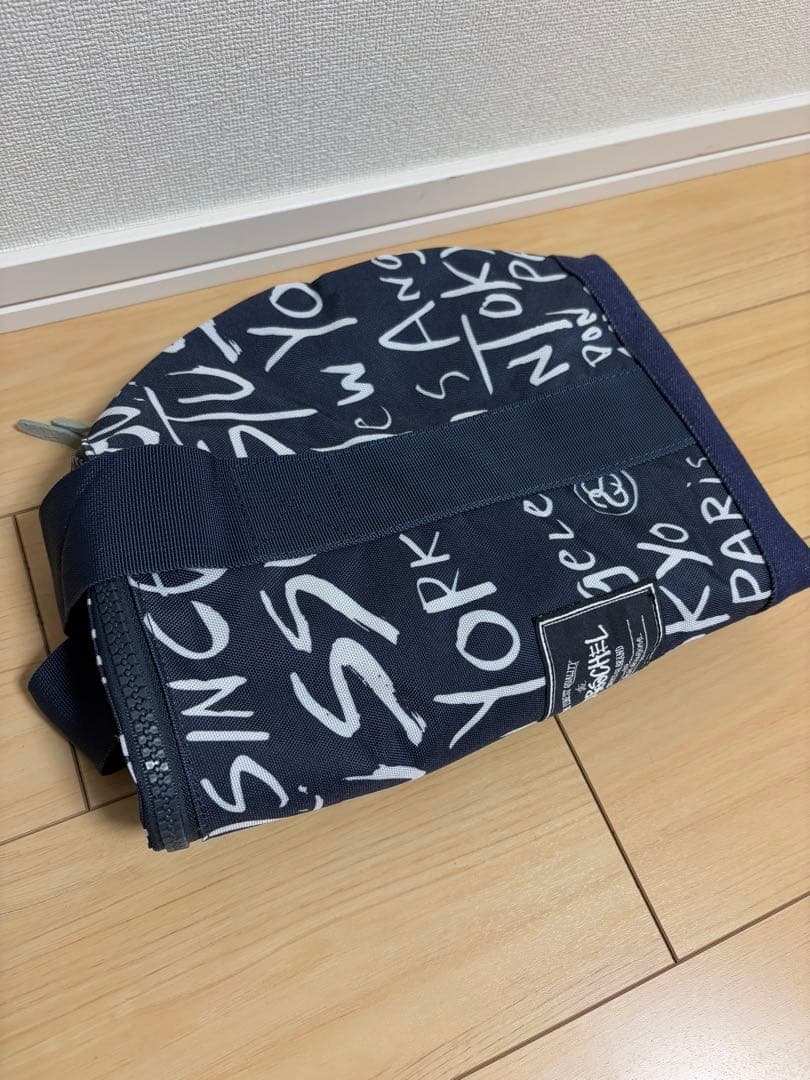 HERSCHEL×STUSSY ボストンバッグ ネイビー グラフィティプリント