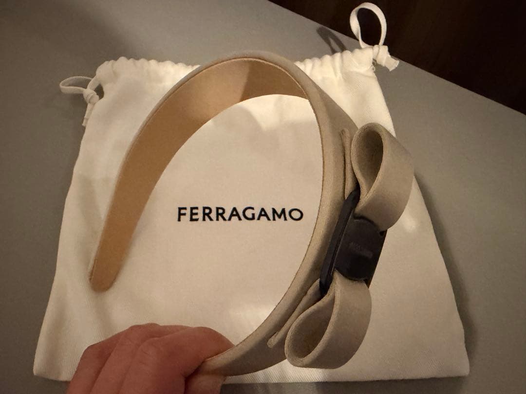 お値下げ中　FERRAGAMO ベージュ リボン付きヘアバンド
