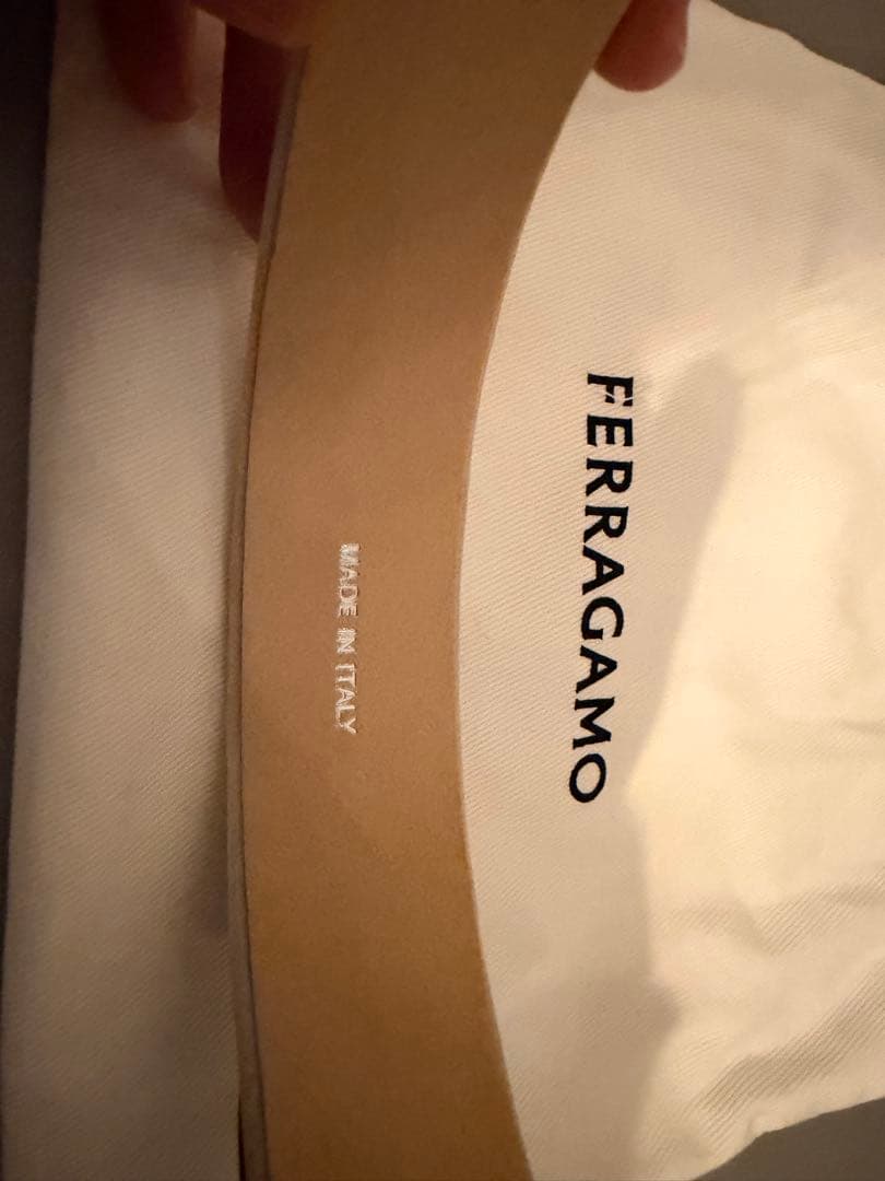 お値下げ中　FERRAGAMO ベージュ リボン付きヘアバンド