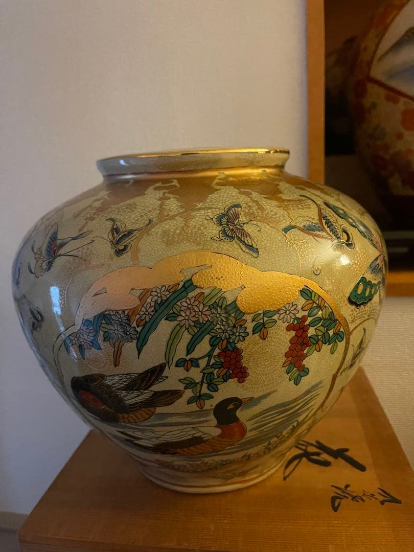 金彩仕上げの陶器製花瓶