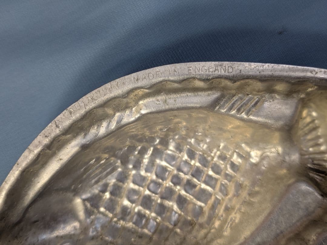 イギリス アンティーク アルミ製 モールド 動物たち ウサギ 亀 犬 魚