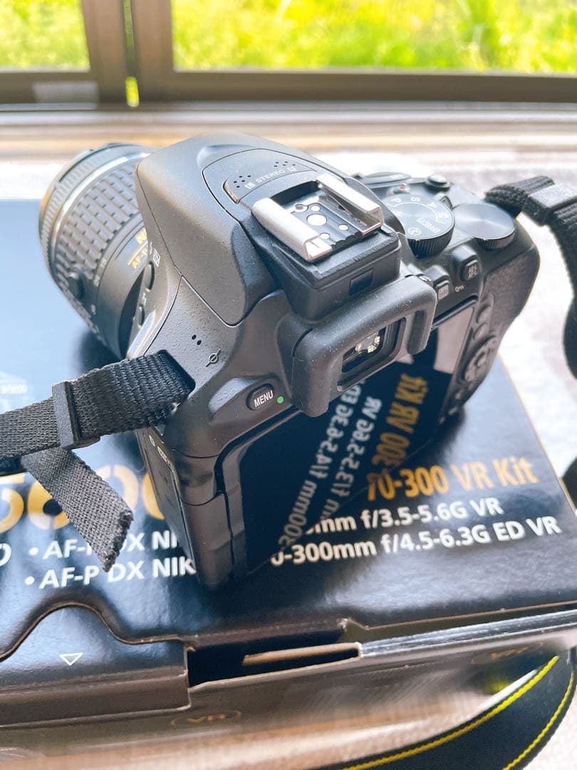 Nikon D5600 本体＋単焦点レンズセット　レンズにカビあり
